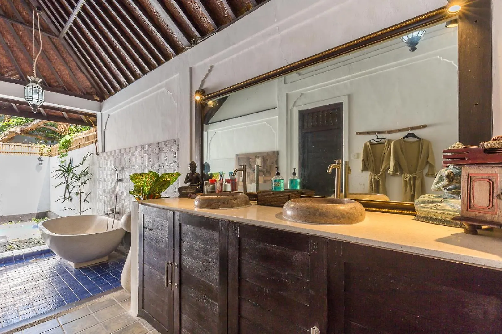 Villa Blue - 4Br Authentic And Atypical Villa In Seminyak 0*, Семиньяк