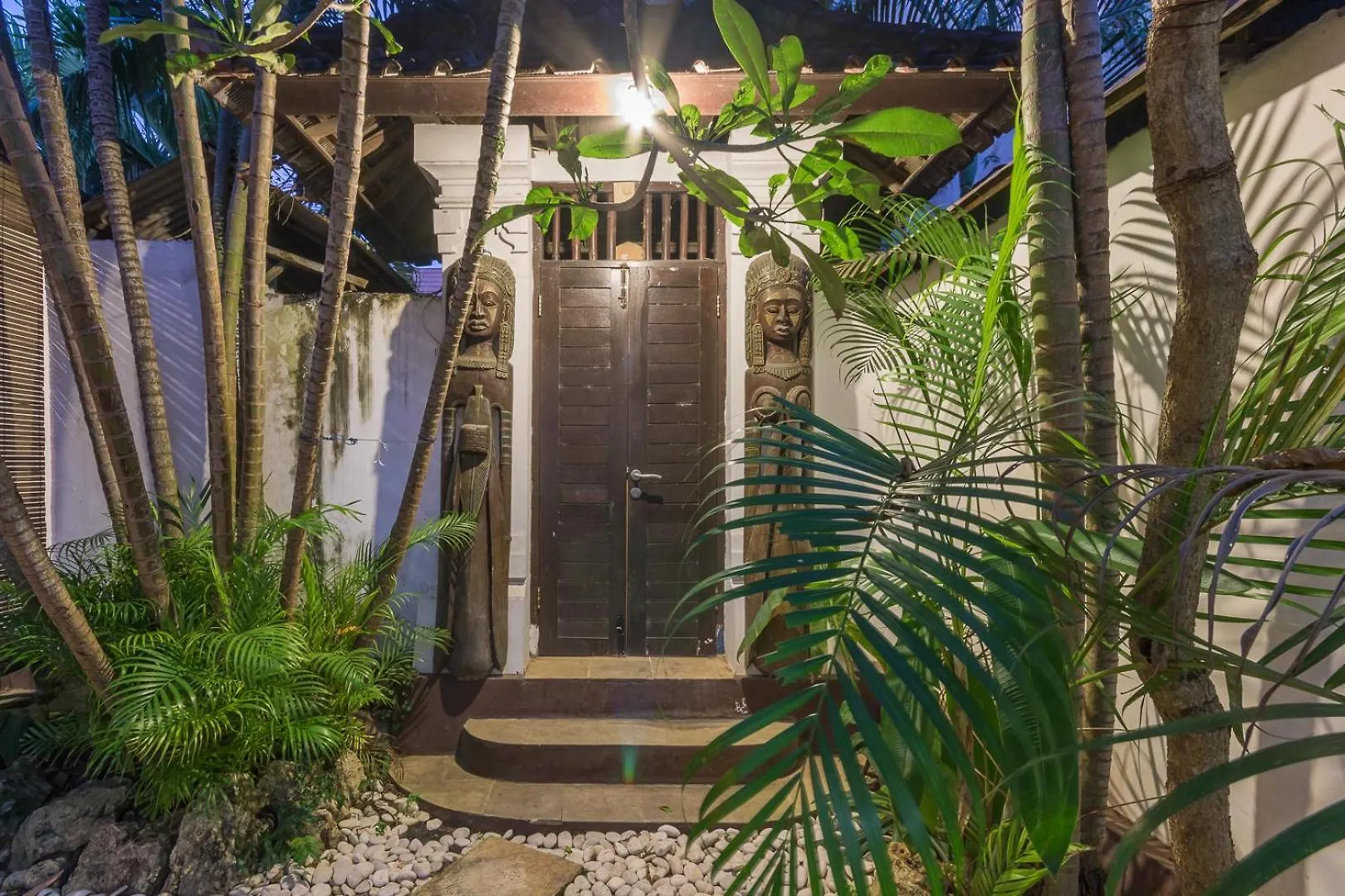 Villa Blue - 4Br Authentic And Atypical Villa In Seminyak