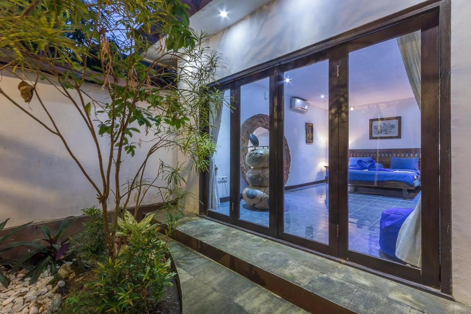 Villa Blue - 4Br Authentic And Atypical Villa In Seminyak  Семиньяк